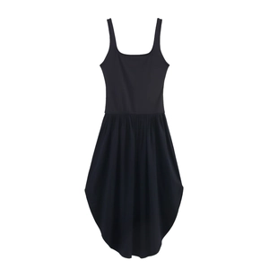 Détail d'une robe noire sans manches pour femme avec un ourlet asymétrique style ballon