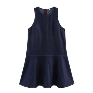 Robe courte sans manches en jean bleu foncé avec surpiqûres et ourlet plissé en A