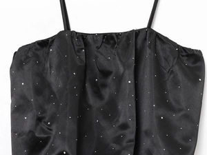 Vue détaillée d'un top en satin noir orné de strass avec de fines bretelles spaghetti