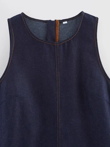 Détail du col d'une robe en jean bleu foncé avec coutures orange et étiquette de taille S