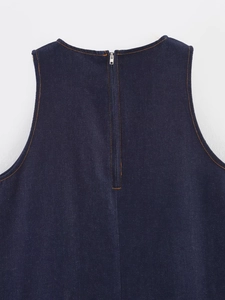 Détail du dos d'une robe en jean bleu foncé avec surpiqûres orange et fermeture éclair