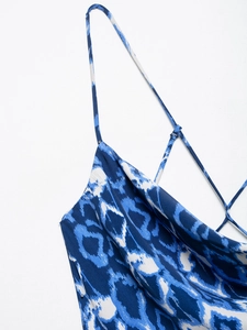 Dettaglio abito midi in raso blu e bianco con scollo a cappuccio e spalline sottili