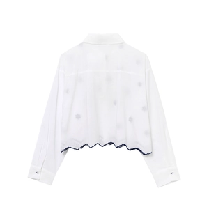 Women's white cropped poplin shirt with floral embroidery and blue scalloped hem