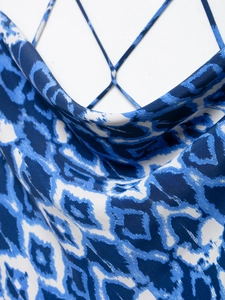 Dettaglio dello scollo a cappuccio e stampa animalier blu su abito longuette