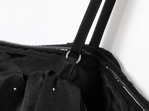 Détail du haut bustier en satin noir avec bande silicone antidérapante et strass brillants