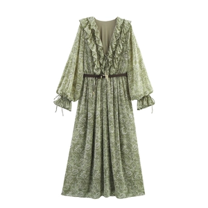 Robe longue fleurie à manches longues avec volants et ceinture marron sur fond blanc
