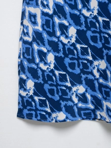 Dettaglio della stampa a onde geometriche blu navy su tessuto leggero per abiti midi