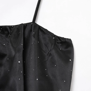 Haut bustier en satin noir pour femme avec strass et silhouette élégante à plis