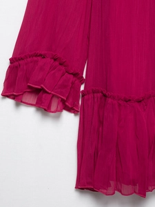 Nahaufnahme von rosarotem Crinkle-Chiffon mit zarten doppellagigen Rüschendetails