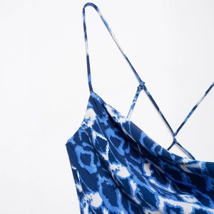 Abito midi con stampa astratta blu e bianca, spalline sottili e scollo a cappuccio elegante