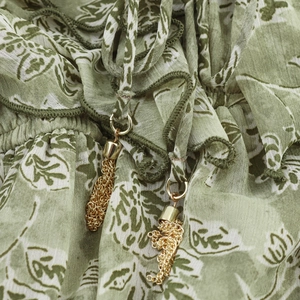 Robe longue à manches longues avec imprimé cachemire vert et ceinture à pompons dorés
