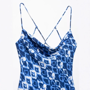 Abito midi stampato blu e bianco con elegante scollo a cappuccio e spalline sottili