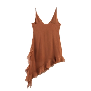 Robe caraco asymétrique caramel avec col en V profond et volants superposés