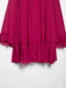 Nahaufnahme von plissiertem Magenta-Chiffonstoff mit eleganten Rüschenkanten und Textur