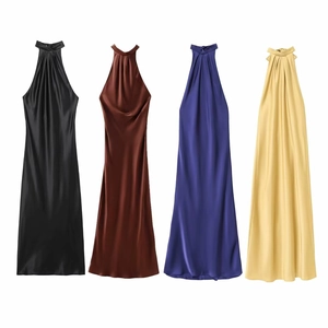 Détail montrant quatre couleurs de robes maxi élégantes en satin sans manches à licou