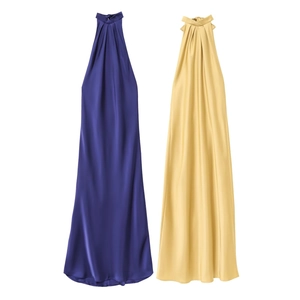 Détails de deux élégantes robes longues en satin à licou en violet foncé et or champagne
