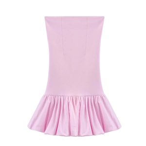 Schickes hellrosa trägerloses Minikleid mit engem Mieder und gerafftem Volantsaum