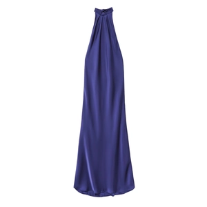 Robe longue licou élégante en satin violet foncé avec de superbes drapés soyeux