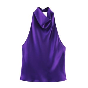 Elegante top a lupetto in raso viola scuro con texture di seta liscia e lucentezza metallica
