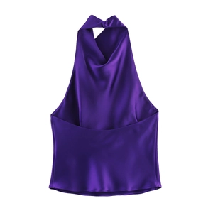 Elegante top a lupetto in raso viola con finitura lucida e scollo a cappuccio da donna