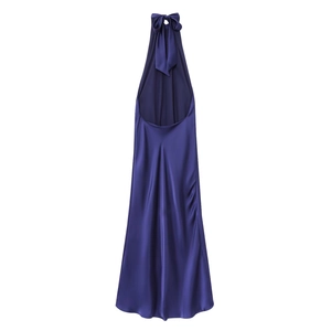 Détail d'une robe licou en satin violet foncé avec dos nu élégant et nœud papillon