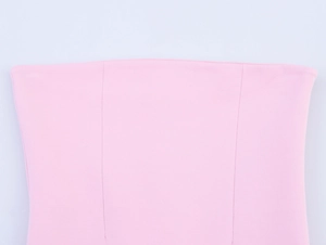 Detaillierte Makroansicht des rosa trägerlosen Strickkleids mit sauberen vertikalen Nähten