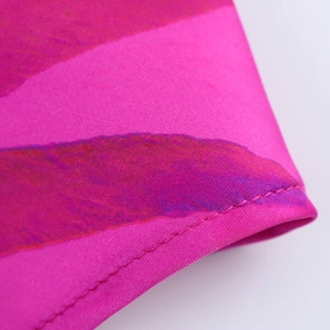 Détail macro du tissu à imprimé zèbre magenta et violet avec finition satinée et coutures