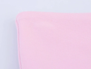Detailaufnahme von hellem rosa Rippstrickgewebe mit weichen vertikalen Texturen