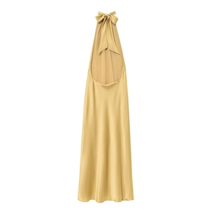 Vue détaillée d'une robe dos nu en satin champagne avec un grand nœud élégant