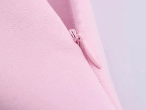 Detail des hellrosa Stoffes mit einem hochwertig verarbeiteten verdeckten Reißverschluss