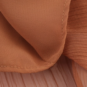 Robe d'été terracotta avec texture mousseline et détails de coutures plates précises