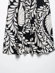 Détail de l'imprimé fleuri et à pois sur jupe midi avec tissu tissé fluide