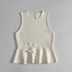 Haut en tricot sans manches crème pour femme avec nœuds et ourlet à volants