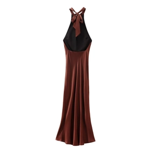 Détail du dos d'une robe licou en satin avec un grand nœud papillon noir décoratif