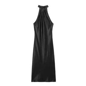 Robe licou élégante en satin noir avec décolleté torsadé et finition brillante