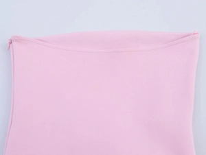 Detail des versteckten Seitenreißverschlusses am schmalen rosa trägerlosen Kleid