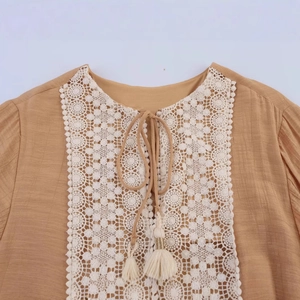 Tunica bohémien kaki da donna con pizzo bianco e scollo con lacci e nappe decorative