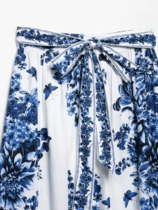 Détail de la jupe midi taille haute avec imprimé fleuri bleu et ceinture assortie