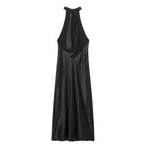 Détail de robe licou en satin noir élégant avec liens en soie et dos nu sophistiqué