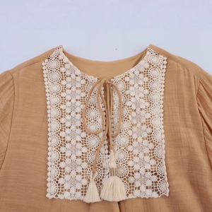 Abito corto estivo da donna color cammello con scollo in pizzo e nappe decorative