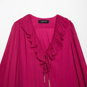 Damen Minikleid in Rosérosa mit Rüschen-V-Ausschnitt und goldenen Quasten-Bindebändern