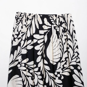 Jupe midi minimaliste avec imprimé feuilles noir et blanc et taille élastique confortable