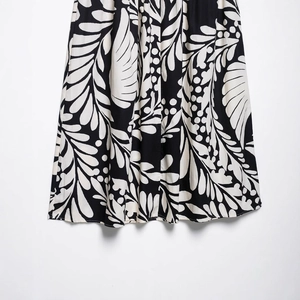 Jupe midi minimaliste avec imprimé floral noir et blanc et motifs de feuilles