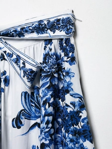 Détail de la jupe midi en satin taille haute avec imprimé floral bleu et fermeture éclair