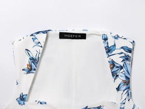 Detalle de las costuras del cuello y la etiqueta de marca en el vestido floral