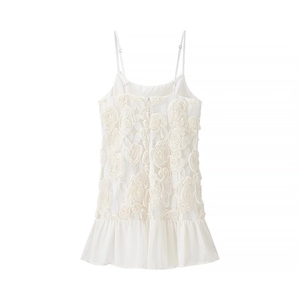 Robe d'été blanche à bretelles avec appliques florales 3D et détails de volants