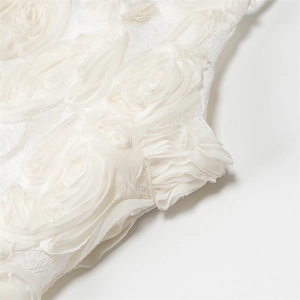 Robe blanche avec fleurs 3D en mousseline et texture de tissu détaillée et élégante