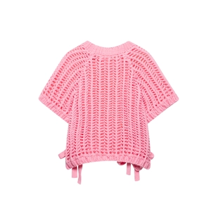 Gros plan du haut en maille ajourée rose avec texture crochet et cordons de serrage