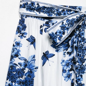 Jupe midi en satin à imprimé floral bleu et papillons avec ceinture assortie