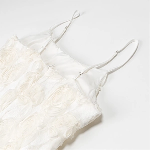Robe courte blanche avec de fines bretelles et des appliques de fleurs 3D complexes